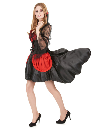 Bočný pohľad na sexy kostým upíra