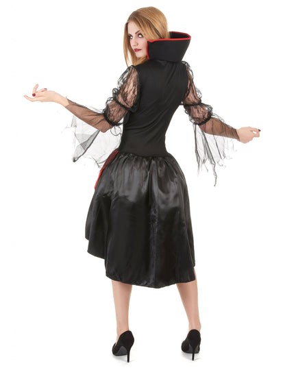 Zadný pohľad na sexy kostým upíra