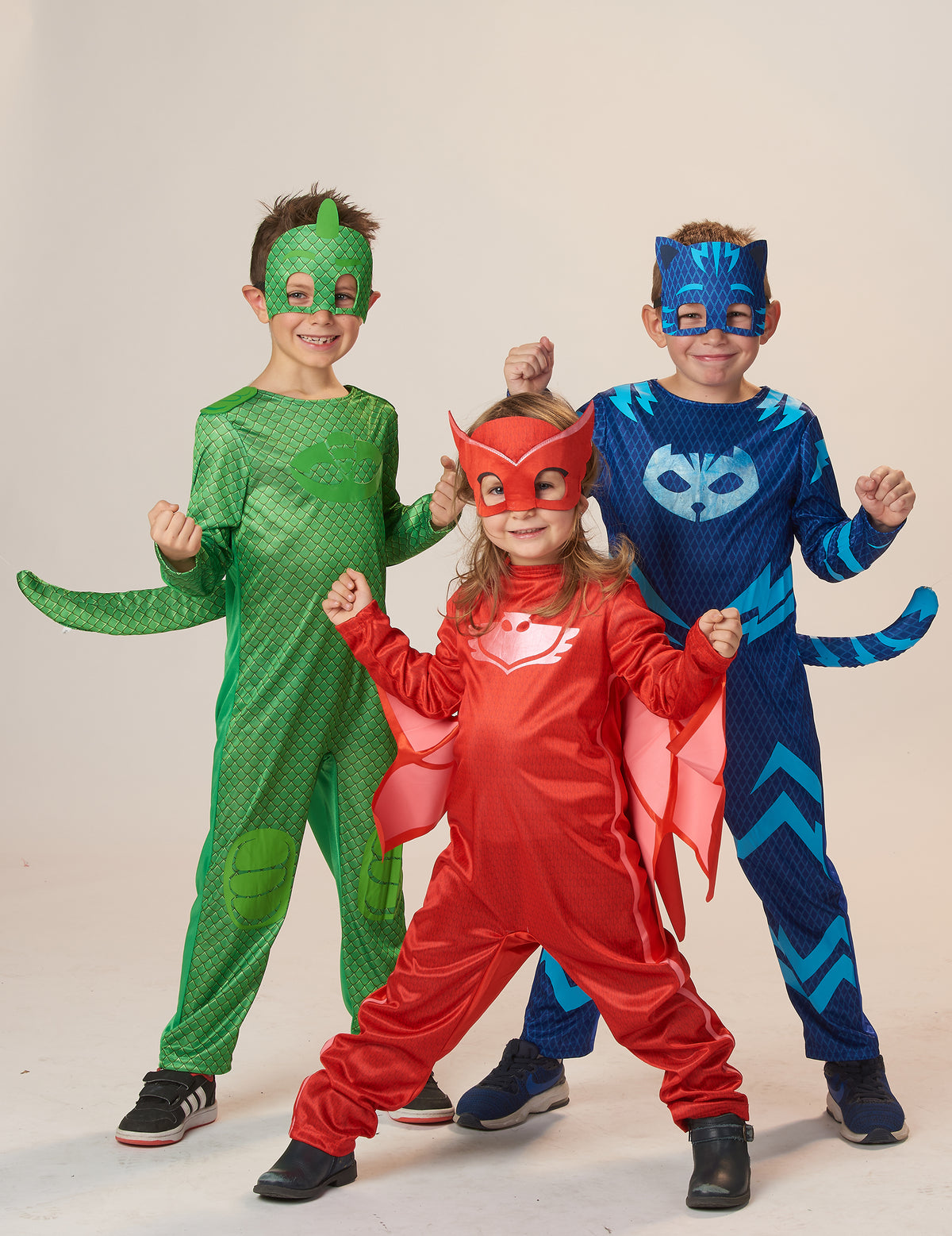Vue d'ensemble avec les autres héros du déguisement Yoyo Pyjamasques