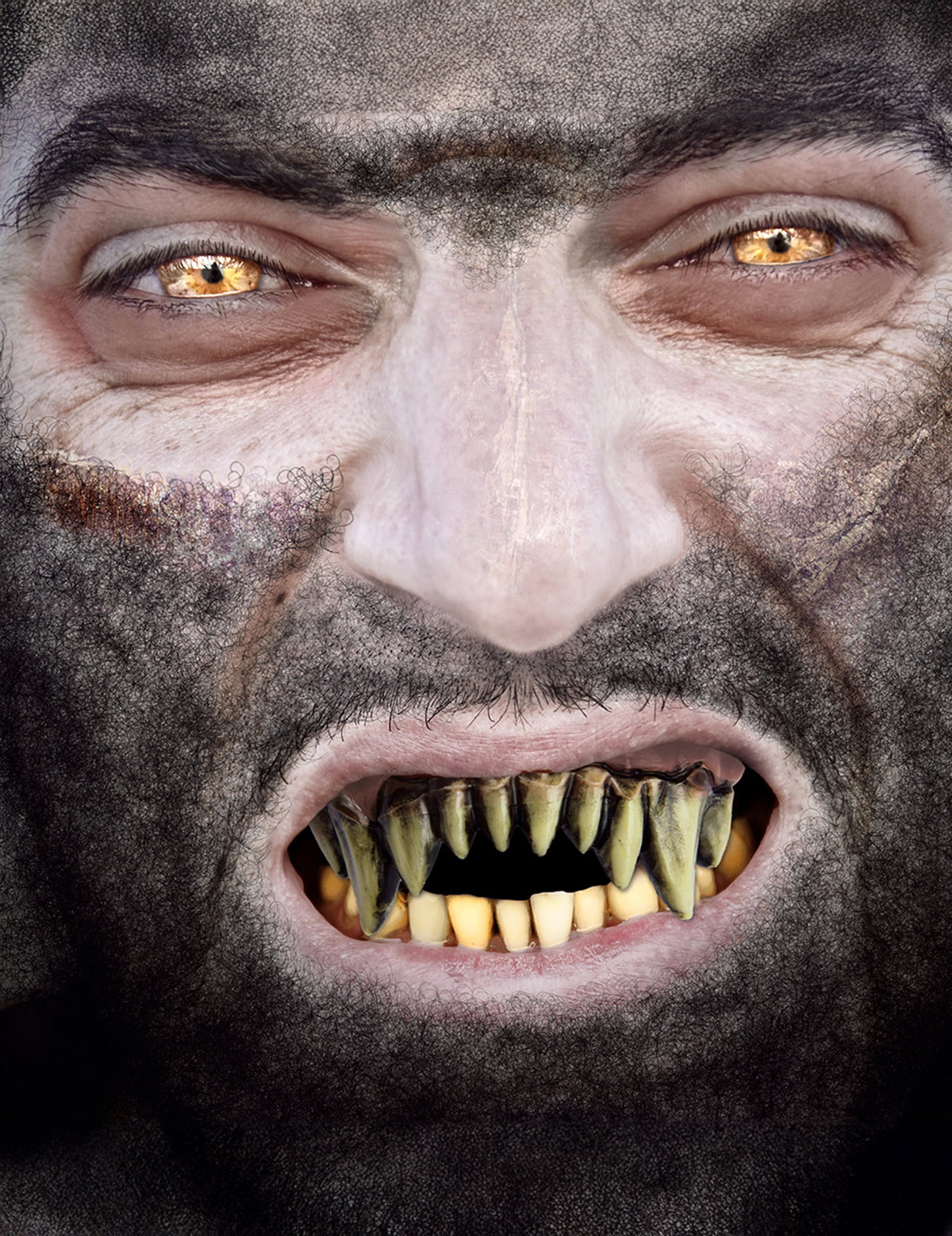 Gros plan sur les dents du dentier clown de l'horreur