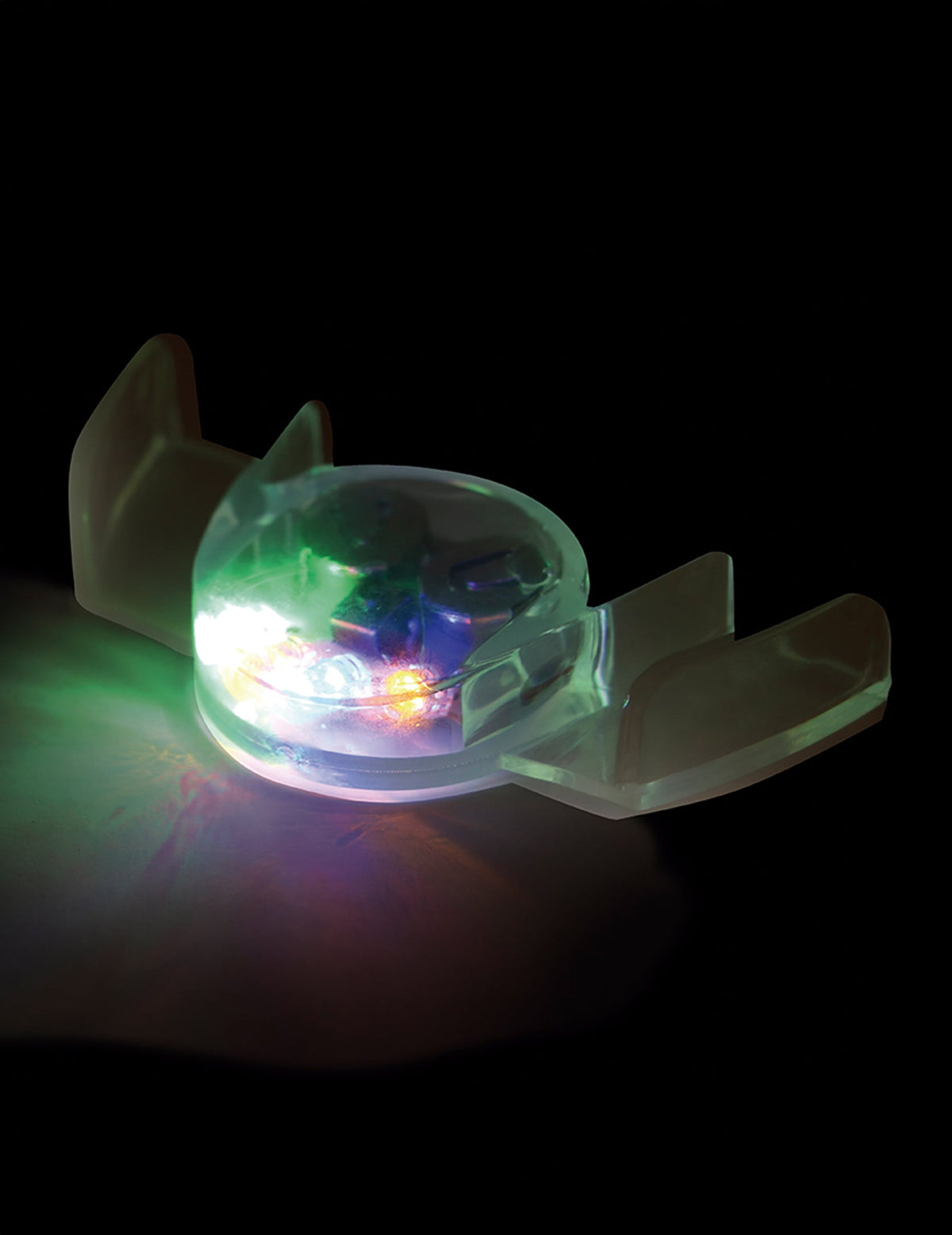 Gros plan sur les lumières multicolores du dentier lumineux LED