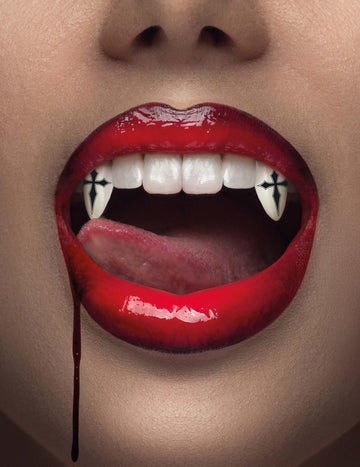 Upírske zuby s gotickými krížmi