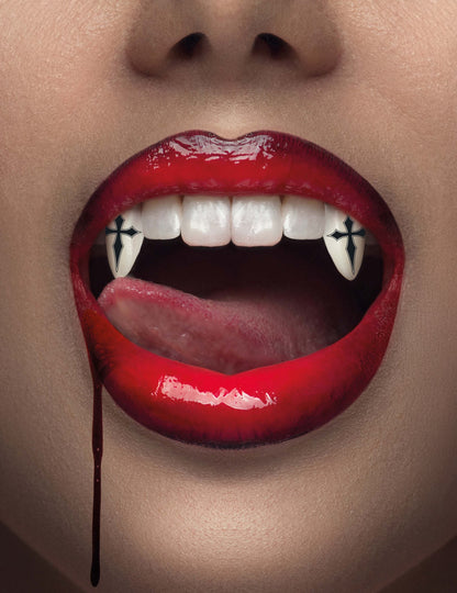 Upírske zuby s gotickými krížmi