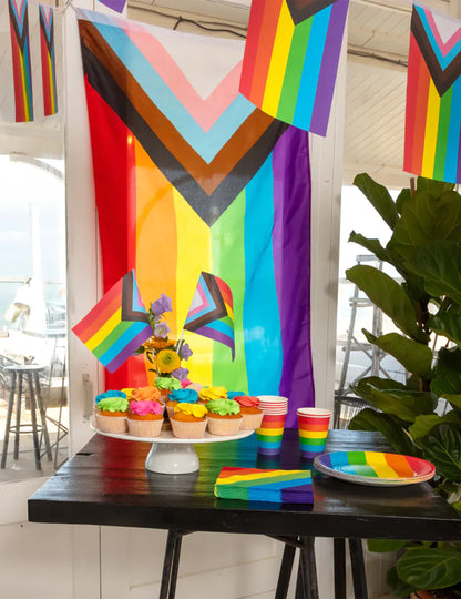 Mise en situation festive du drapeau arc en ciel LGBTQ+