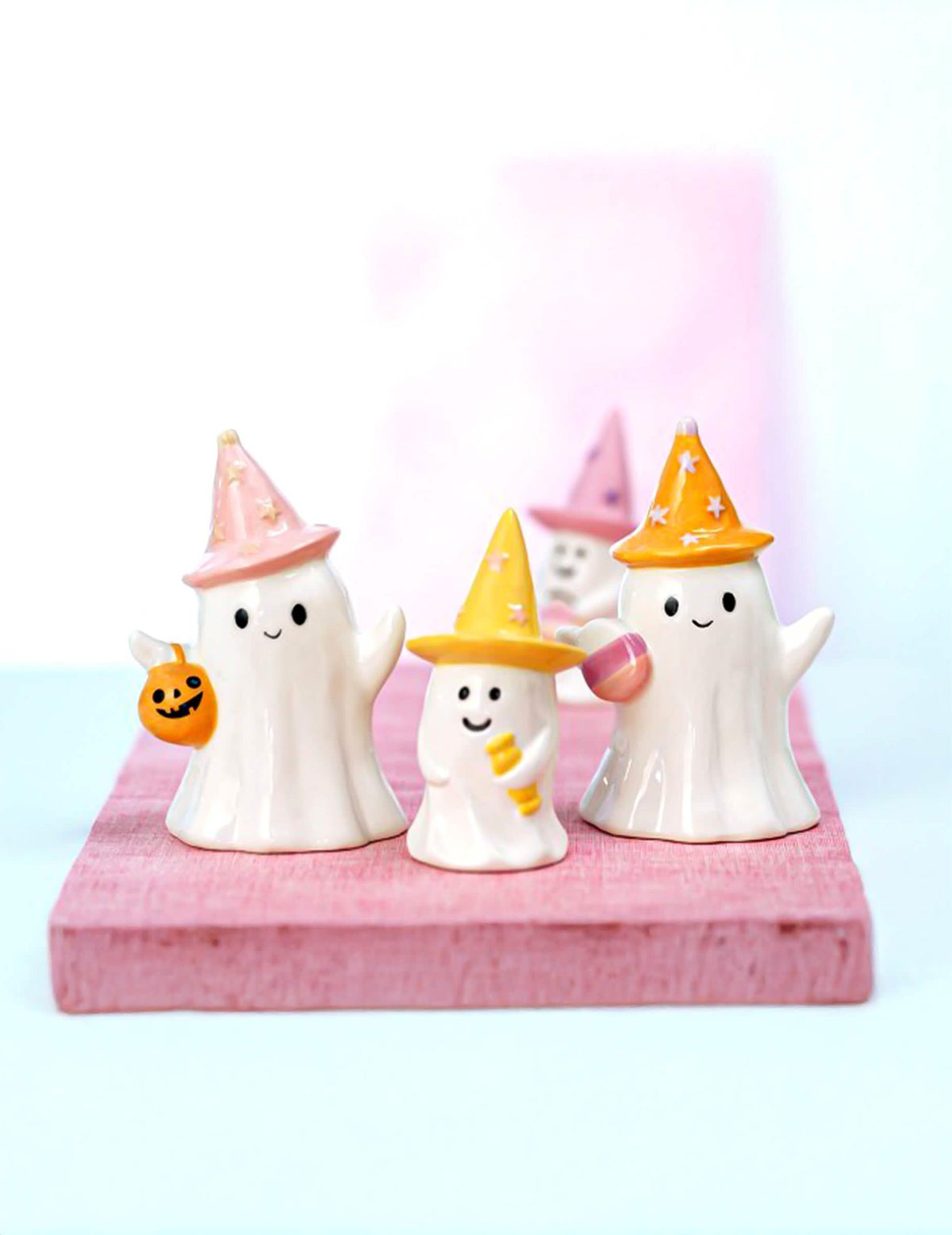 Dekoratívny duch Summerween z keramiky s hviezdnym klobúkom 9,5 x 8 x 15 cm