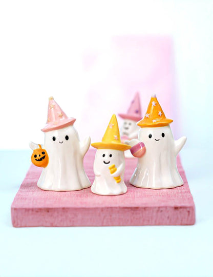 Dekoratívny duch Summerween z keramiky s hviezdnym klobúkom 9,5 x 8 x 15 cm