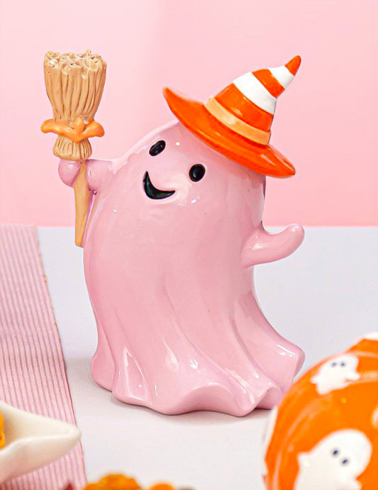 Dekoratívny duch Summerween z živice s pastelovo ružovou metlou 12,3 x 8,8 x 15 cm