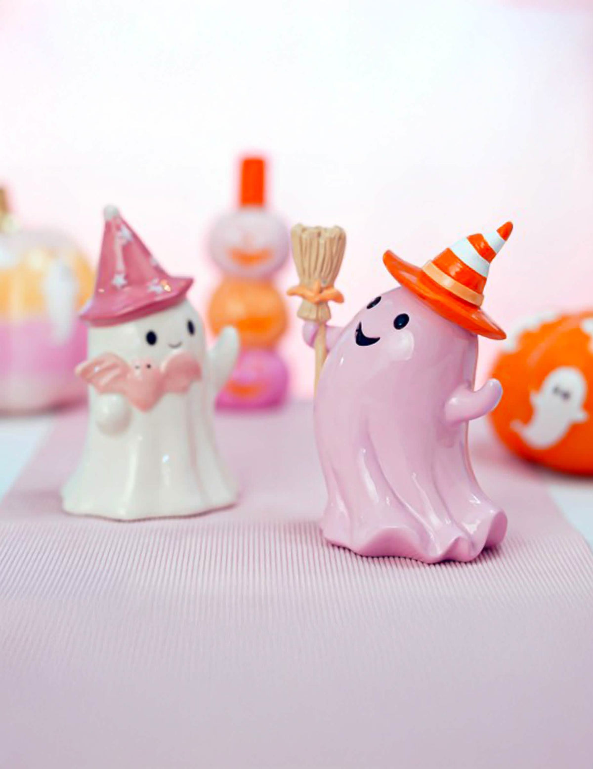 Dekoratívny duch Summerween z živice s pastelovo ružovou metlou 12,3 x 8,8 x 15 cm