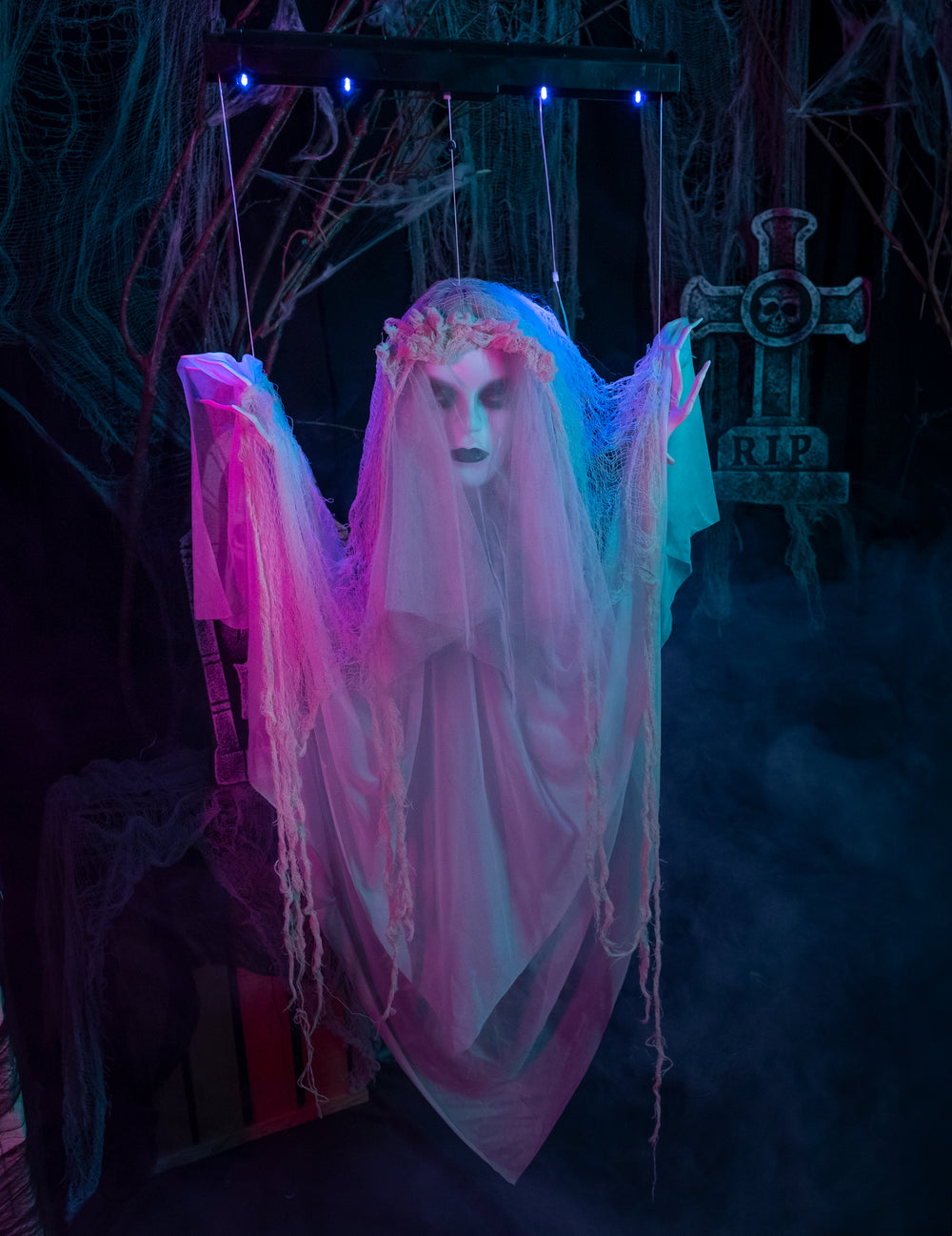 Mise en situation dans un décor de cimetière du fantôme flottant terrifiant