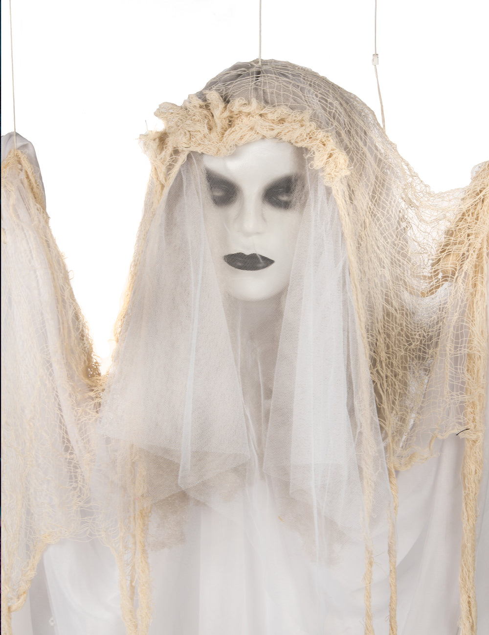 Gros plan sur le visage et le voile du fantôme flottant terrifiant