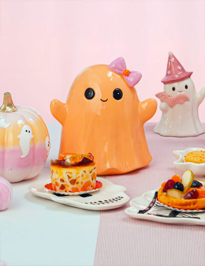 Dekoratívny usmievavý duch Summerween z pastelovo oranžovej živice 18 x 14 x 20 cm