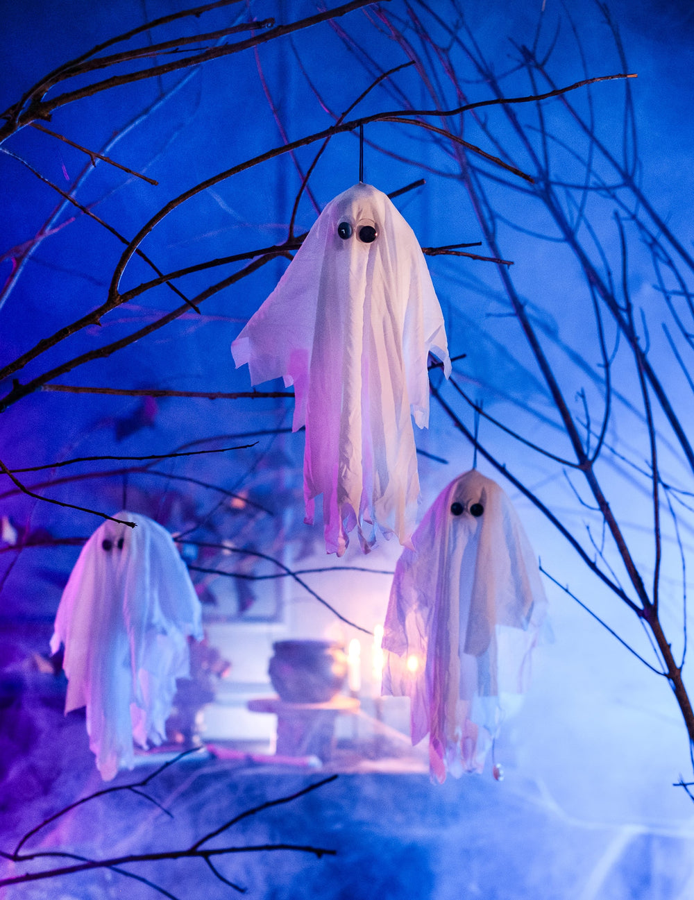 Mise en situation de plusieurs exemplaires du fantôme tremblant à suspendre pour décoration d'Halloween