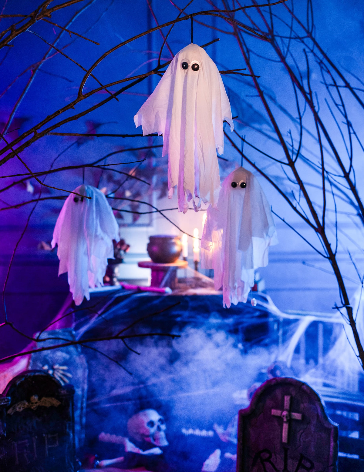 Mise en scène dans un décor de cimetière du fantôme tremblant à suspendre