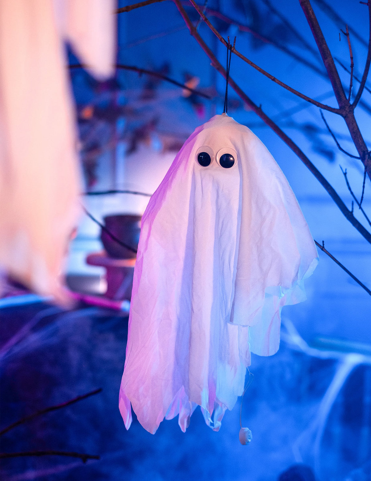 Mise en situation sur une branche du fantôme tremblant à suspendre pour décoration d'Halloween