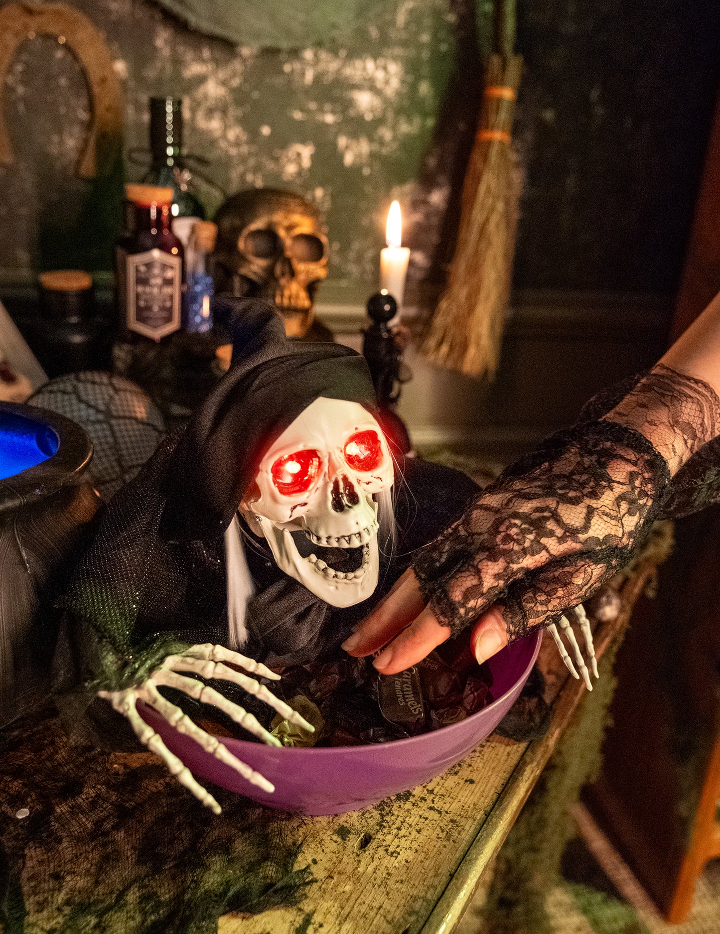 Ghoulish Reaper s žiariacou misou 52 cm