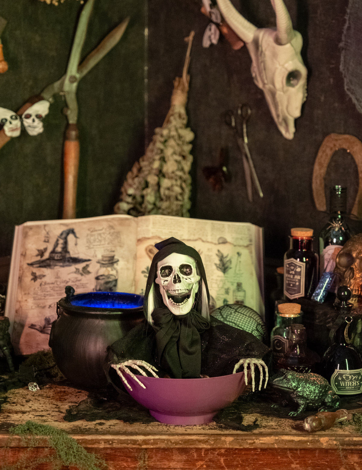 Mise en scène d'ambiance halloween du Faucheur macabre avec bol lumineux