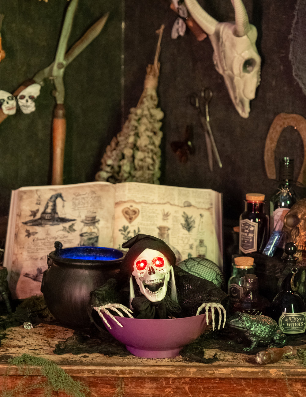 Mise en situation dans un décor de sorcière du faucheur macabre avec bol lumineux pour Halloween