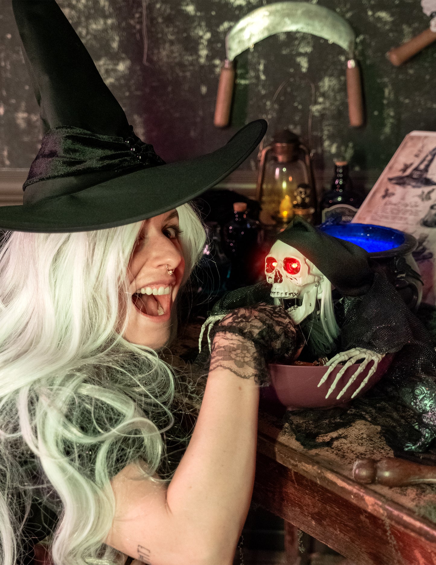 Ghoulish Reaper s žiariacou misou 52 cm