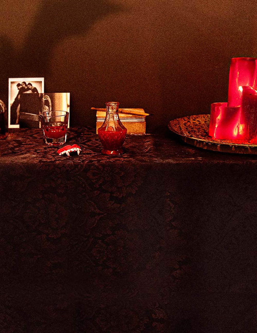 Zinscenovanie atmosféry falošnej krvi na textil halloween