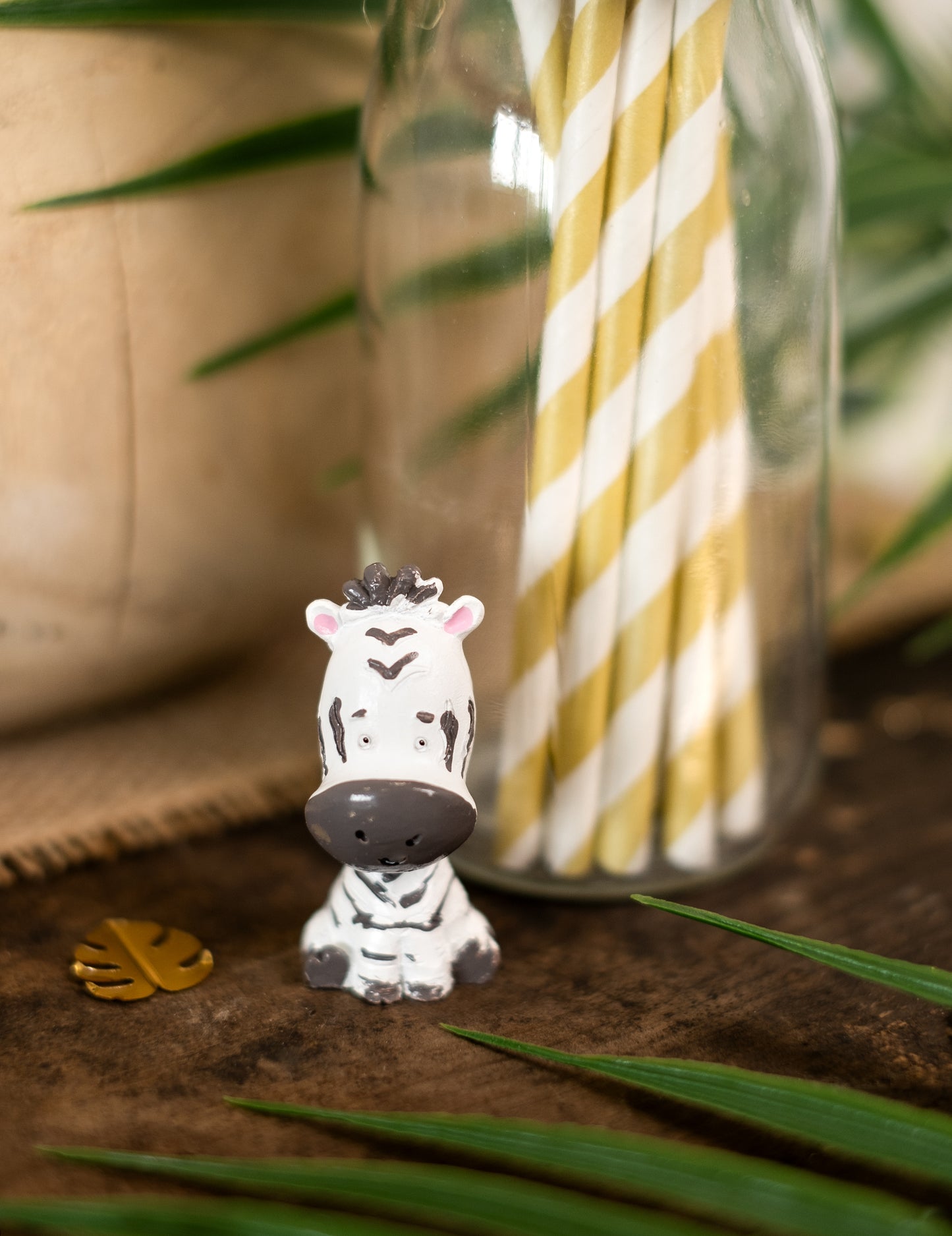 Dekoratívna živicová figúrka zebry v safari štýle 3 cm 2,5x cm