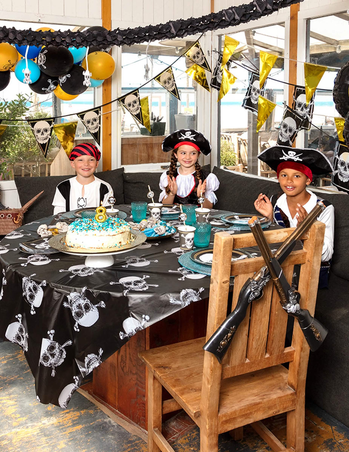 Umiestnenie plastovej girlandy s 10 vlajkami Pirate Jolly Roger
