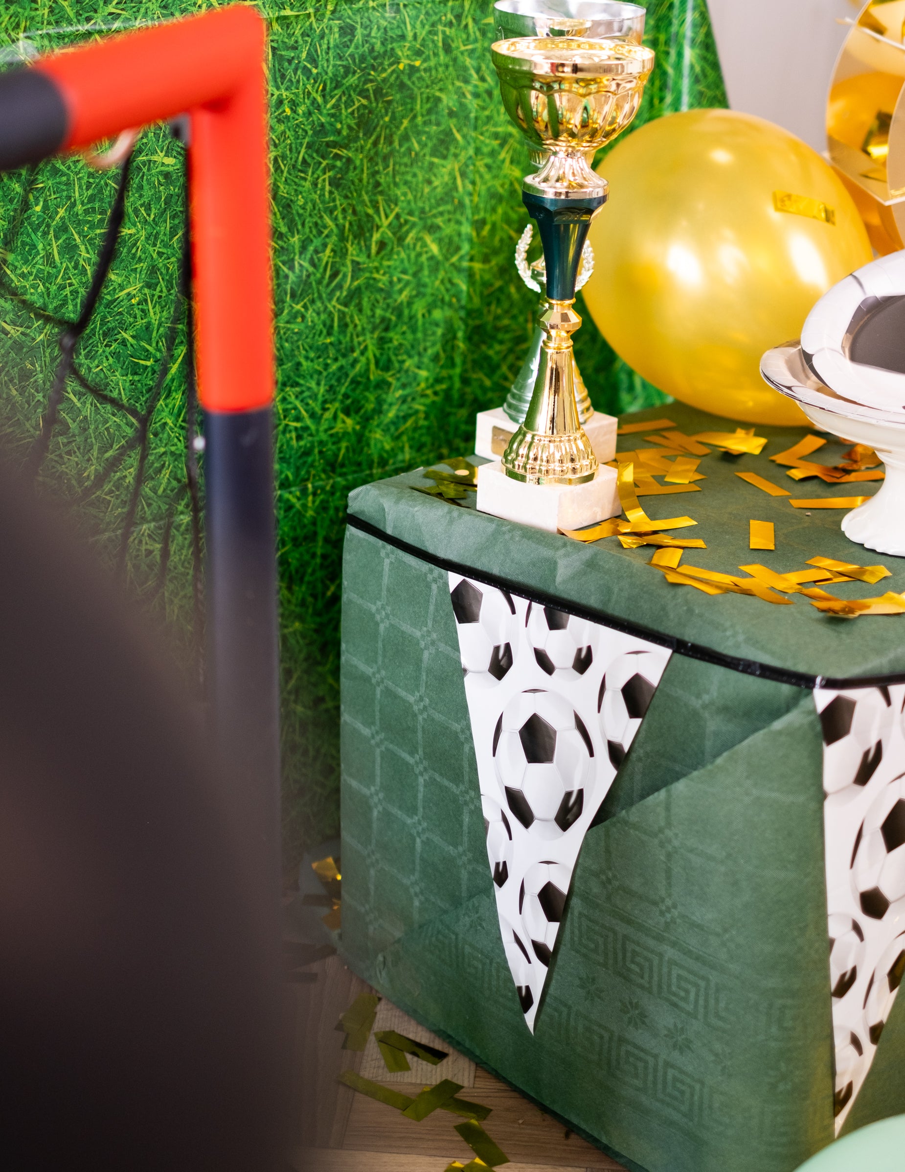 Mise en situation d'un fanion de la guirlande à fanions Foot party