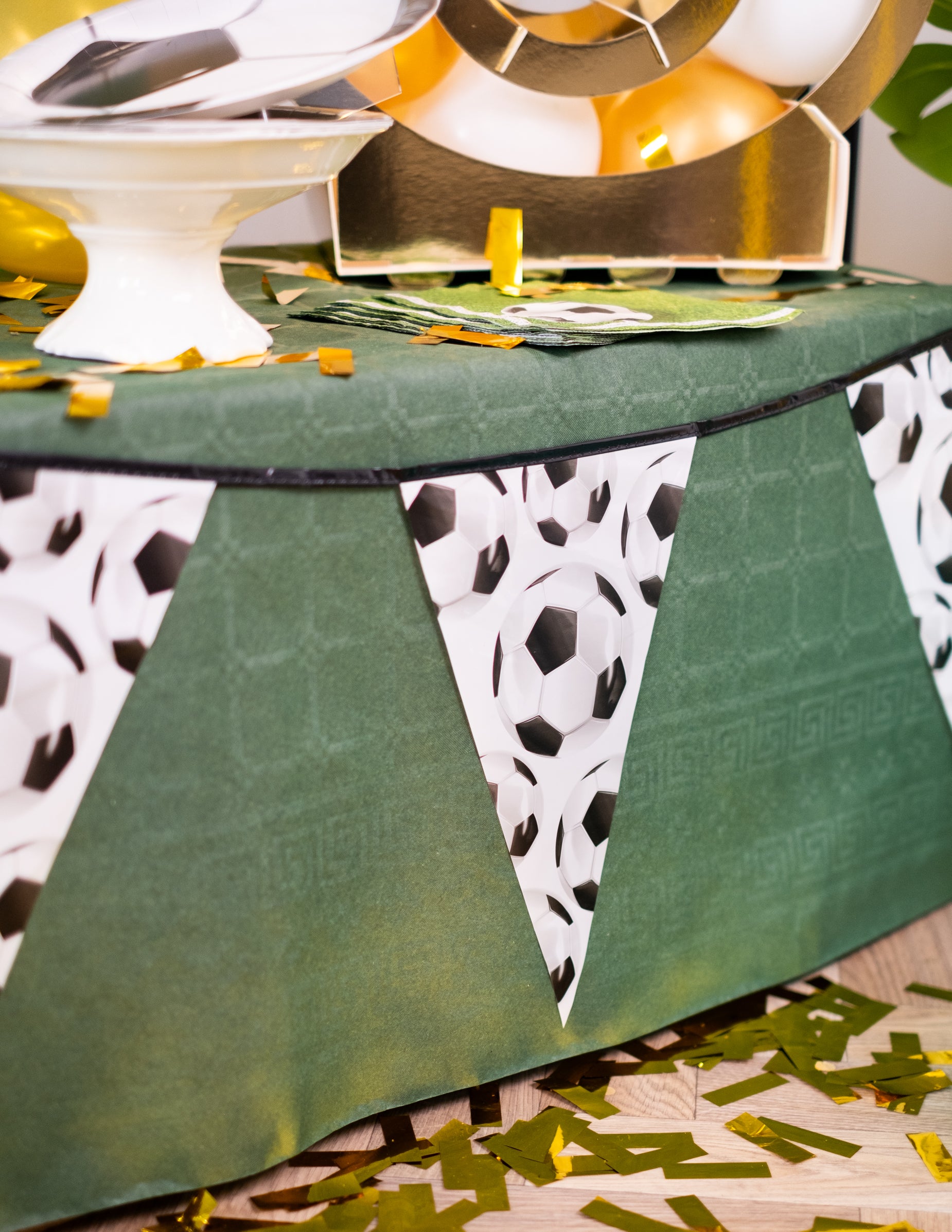 Mise en situation sur une table de la guirlande à fanions Foot party