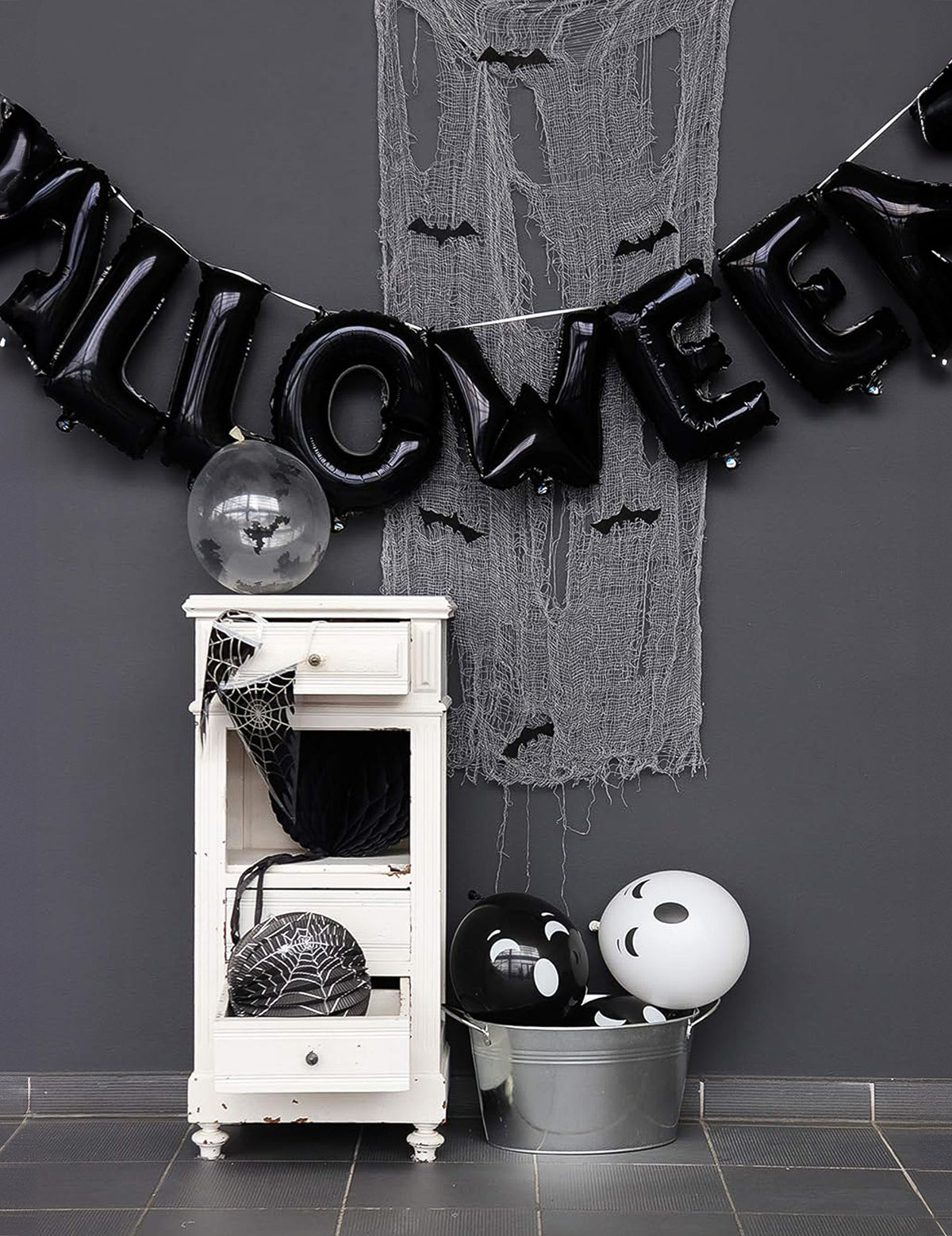 Mise en situation de la guirlande de ballons aluminium Halloween lettres noires