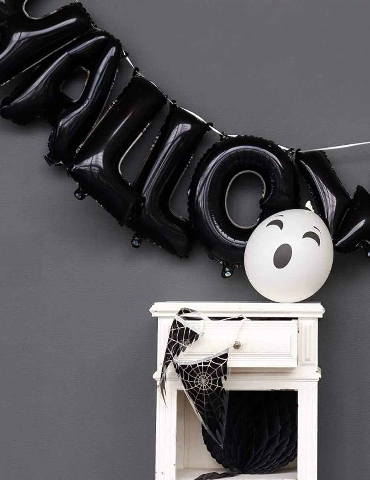 Gros plan sur les lettres de la guirlande de ballons aluminium Halloween lettres noires