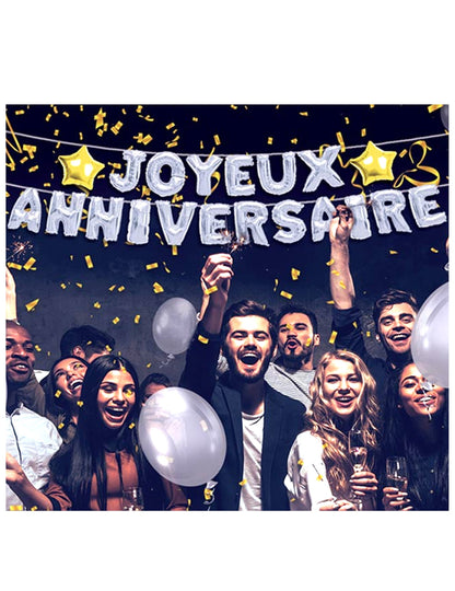 Mise en situation de la guirlande ballons Joyeux Anniversaire argentée