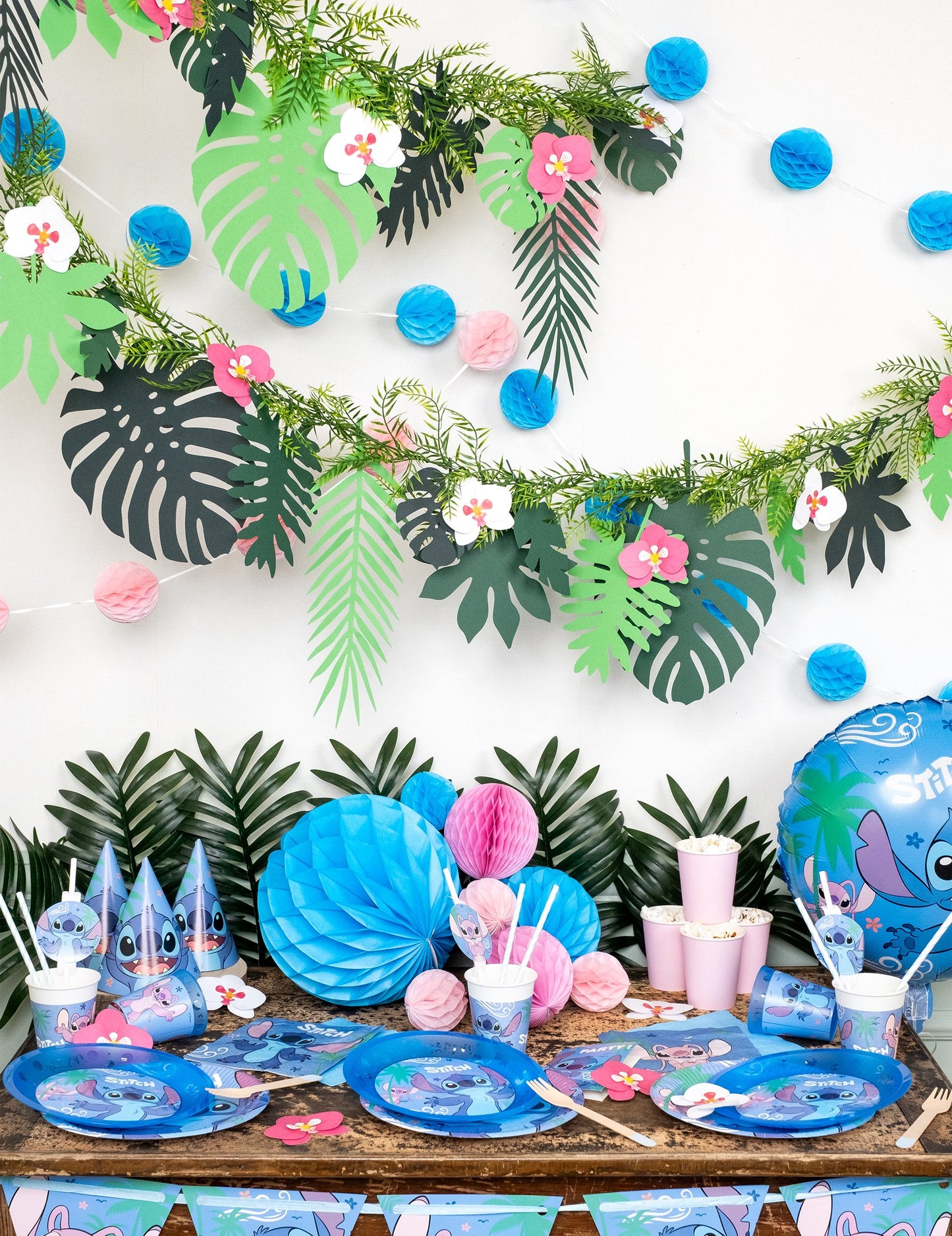 Girlanda so svetlomodrými papierovými voštinovými guľami 2,13 m 