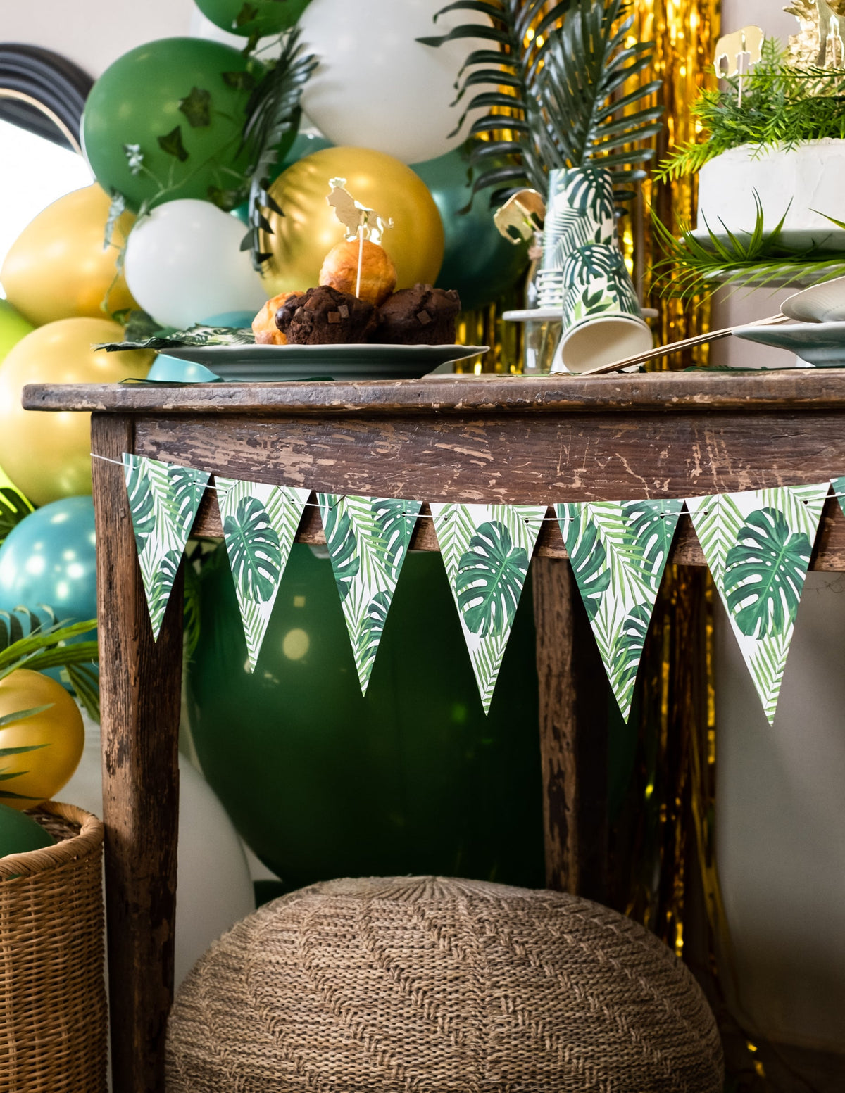 Mise en scène de buffet de la guirlande de fanions feuilles tropicales
