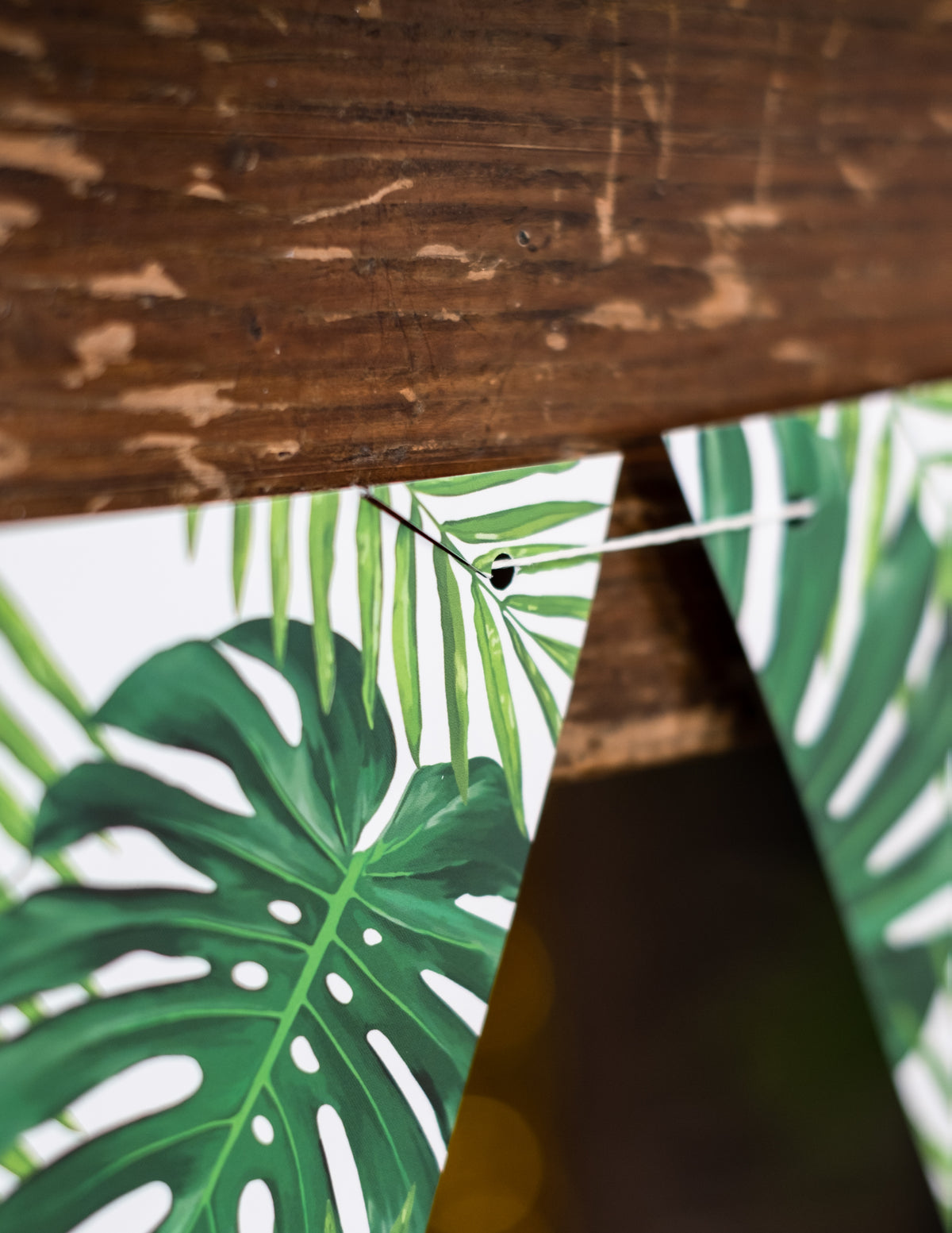 Détail du système d'attache de la guirlande de fanions feuilles tropicales