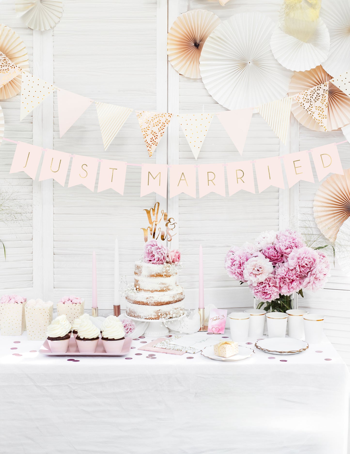 Girlanda z ružovej a bielej kartónovej vlajky 18 x 210 cm so zlatými vzormi