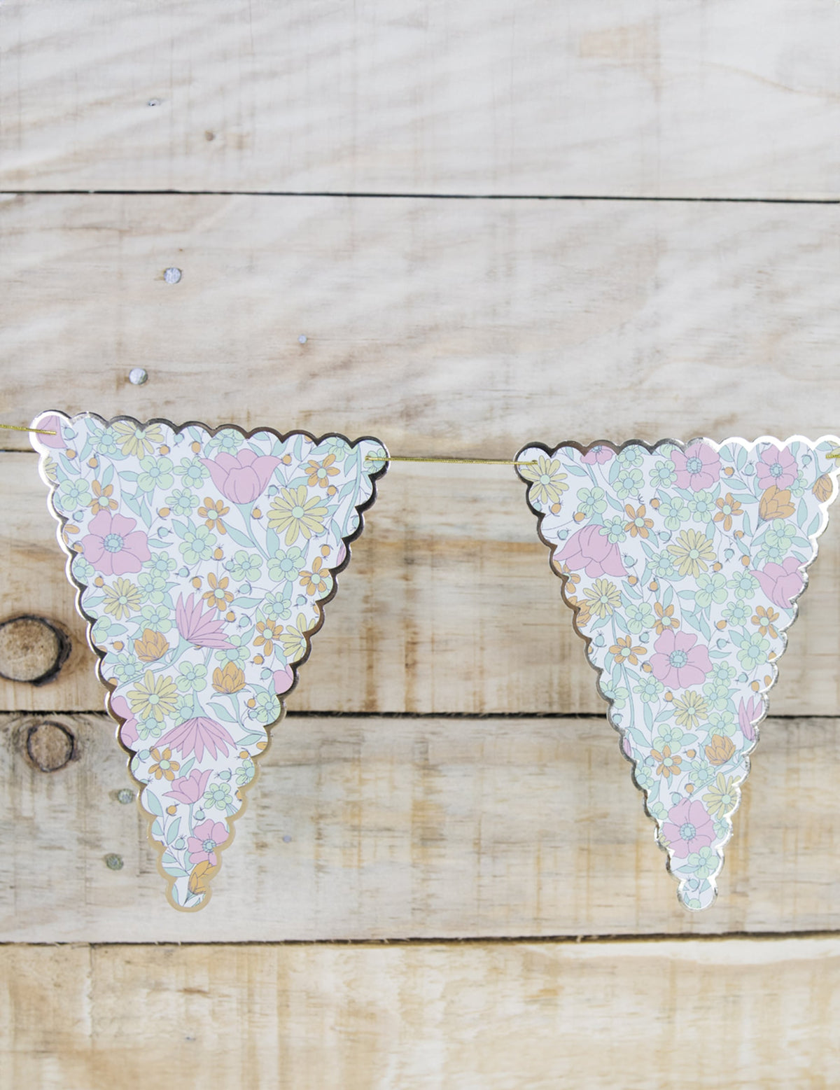Détail des fanions suspendus de la guirlande de fanions shabby fleurs liberty