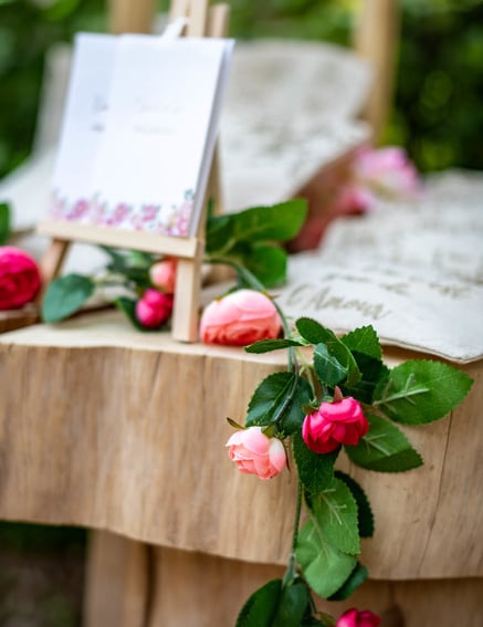 Détail des fleurs de la guirlande de roses et feuilles vertes pour mariage