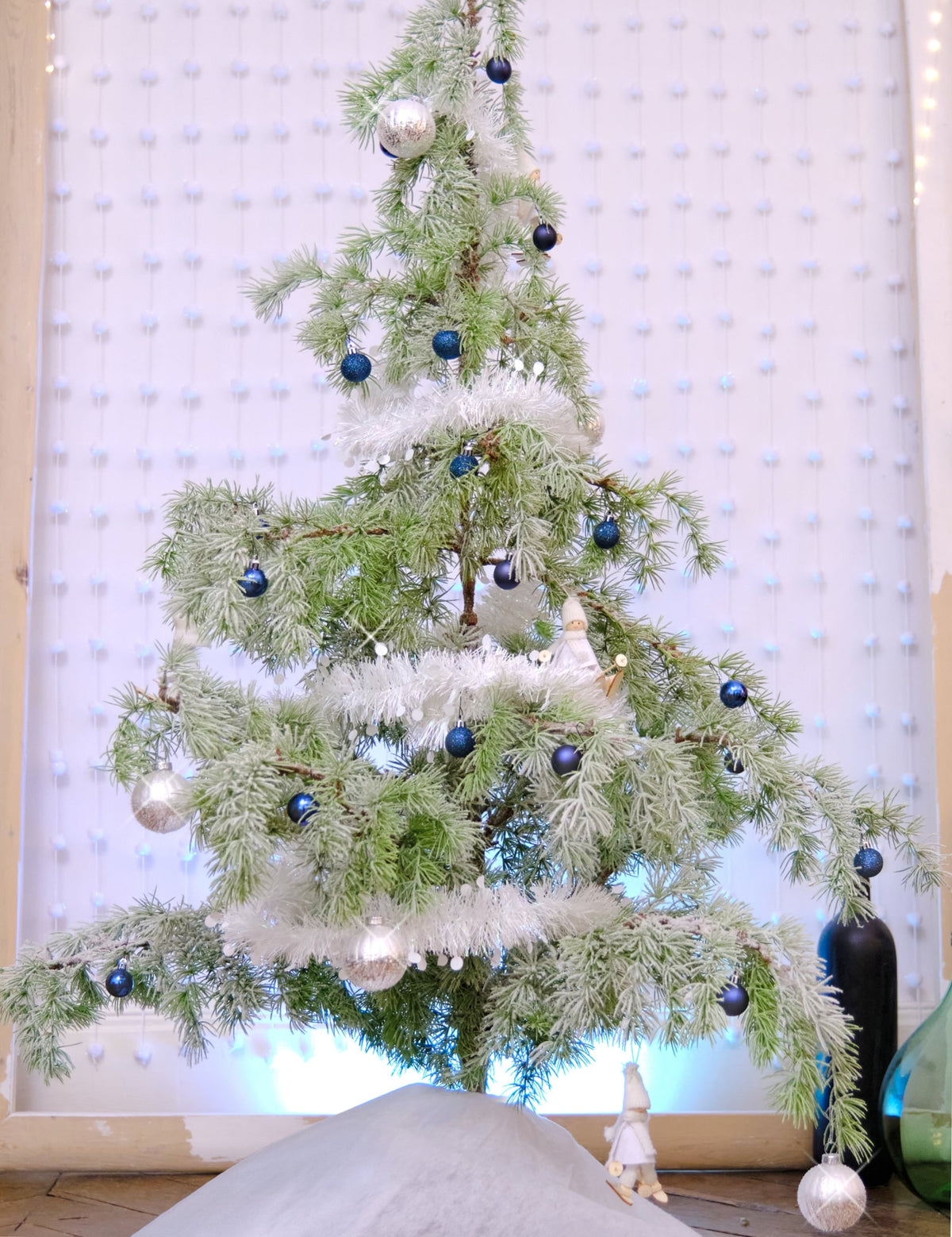 Mise en situation sur un sapin de la guirlande de sapin de Noël pour décoration