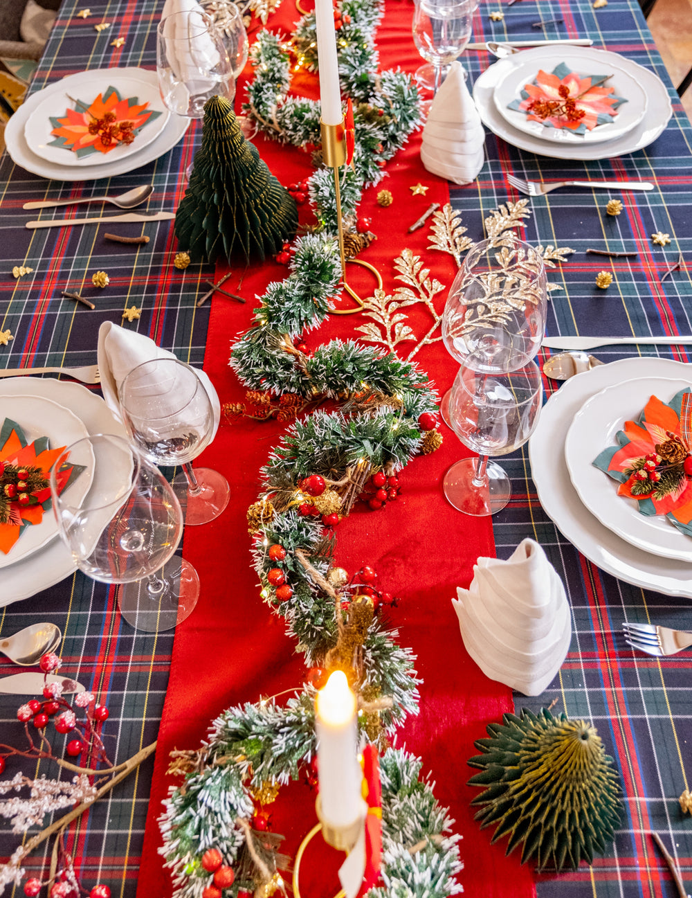 Vue de dessus de la décoration de table de la guirlande de sapin enneigée avec baies