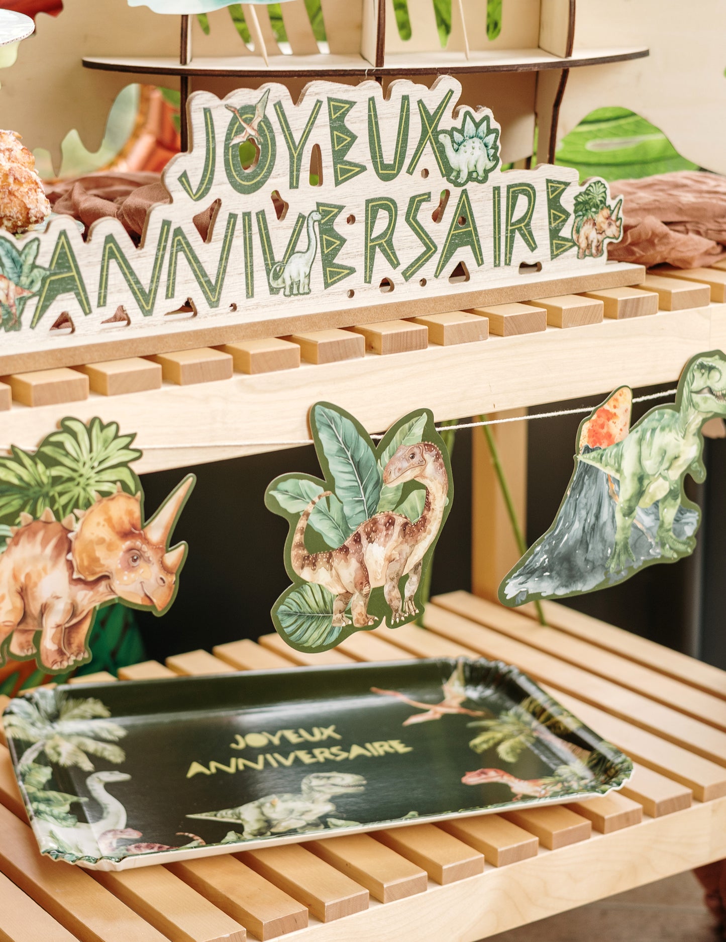 Girlanda z dinosaura zo zeleného papiera 14 cm x 1,5 m narodeninová dekorácia