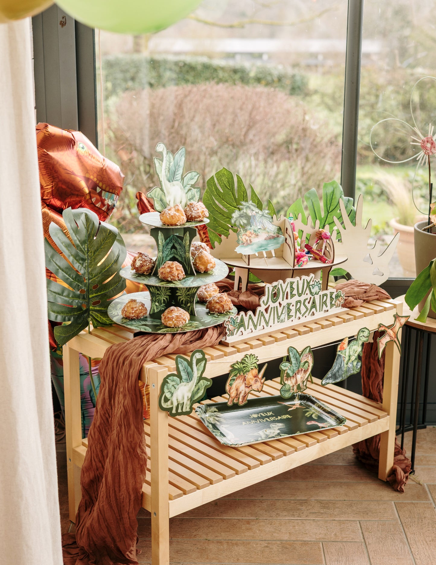 Girlanda z dinosaura zo zeleného papiera 14 cm x 1,5 m narodeninová dekorácia