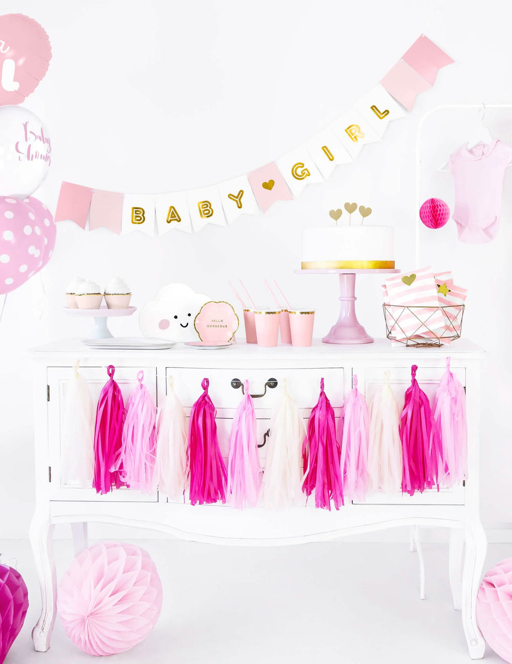Zátišie bufetu s kartónovou girlandou baby girl na baby shower