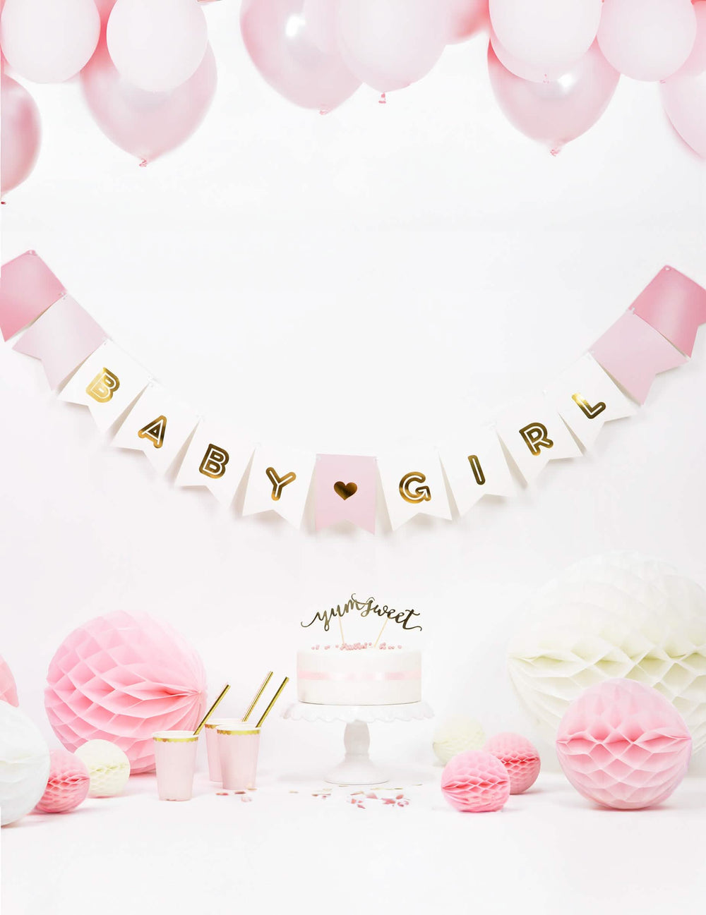 Slávnostná dekorácia s tortou a balóny z kartónovej girlandy baby girl na baby shower