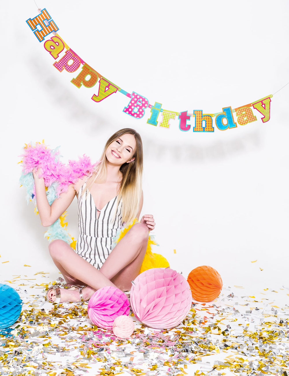 Mise en situation de la guirlande en carton Happy Birthday