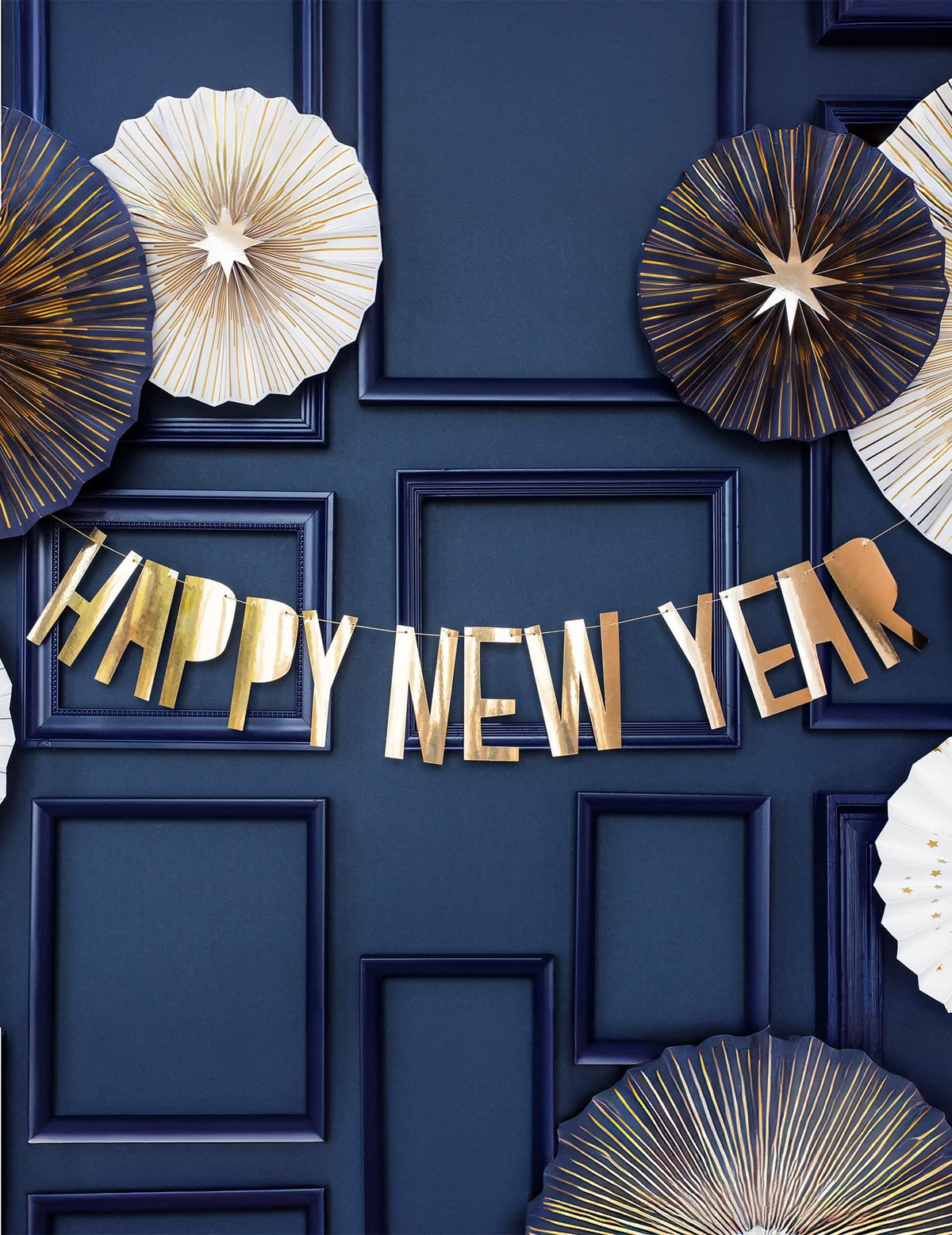 Dekoratívne aranžovanie kartónovej girlandy Happy New Year