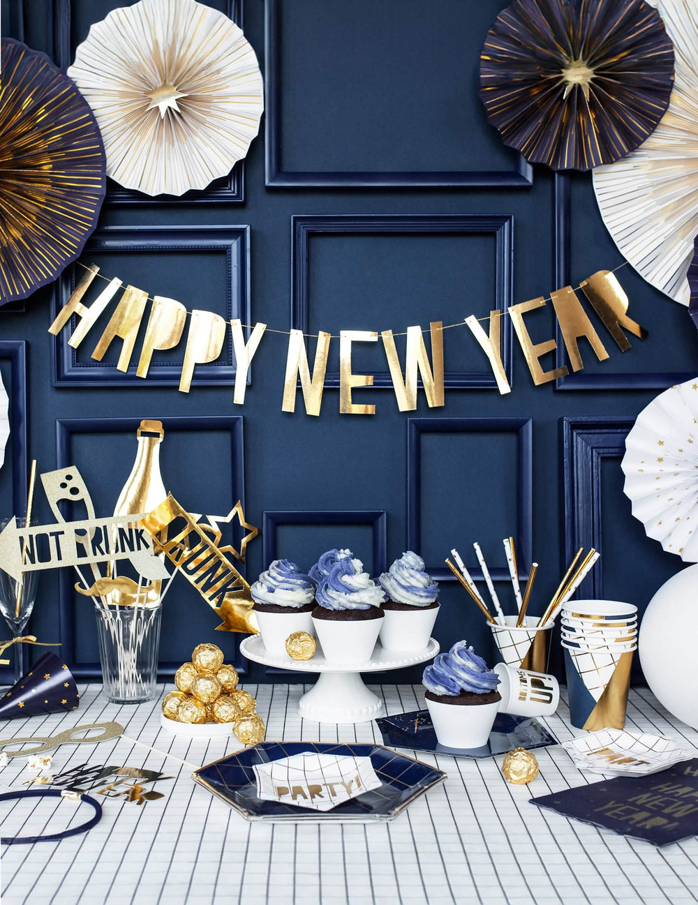 Sviatočná bufetová dekorácia z kartónovej girlandy Happy New Year