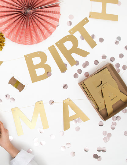 Vue de dessus avec accessoires de la guirlande en carton lettres dorée 63 pièces