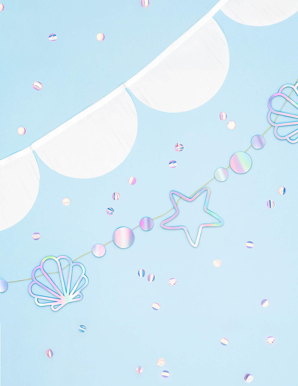 Mise en situation avec confettis de la guirlande en carton sirène