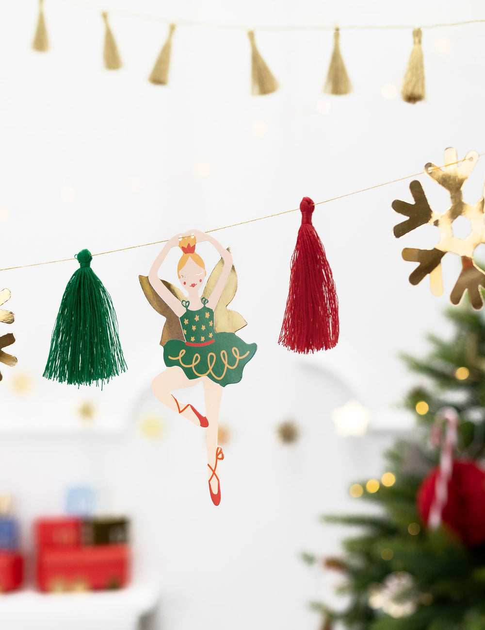 Détail de la ballerine et des pompons de la guirlande en papier casse noisette et ballerine pour noël