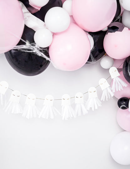 Mise en scène avec ballons de la guirlande en papier fantômes blanche et dorée à monter