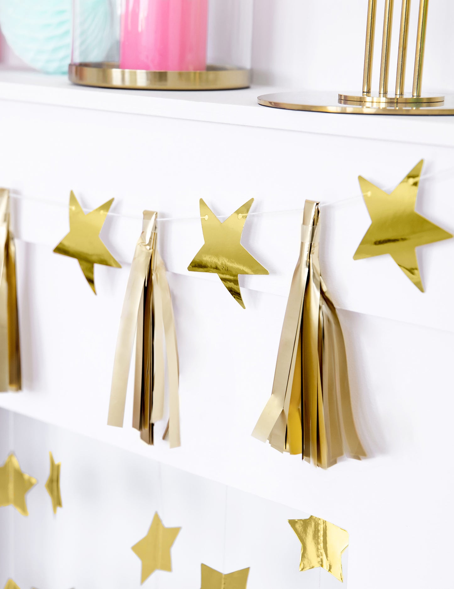 Papierová girlanda so zlatými hviezdičkami na zostavenie